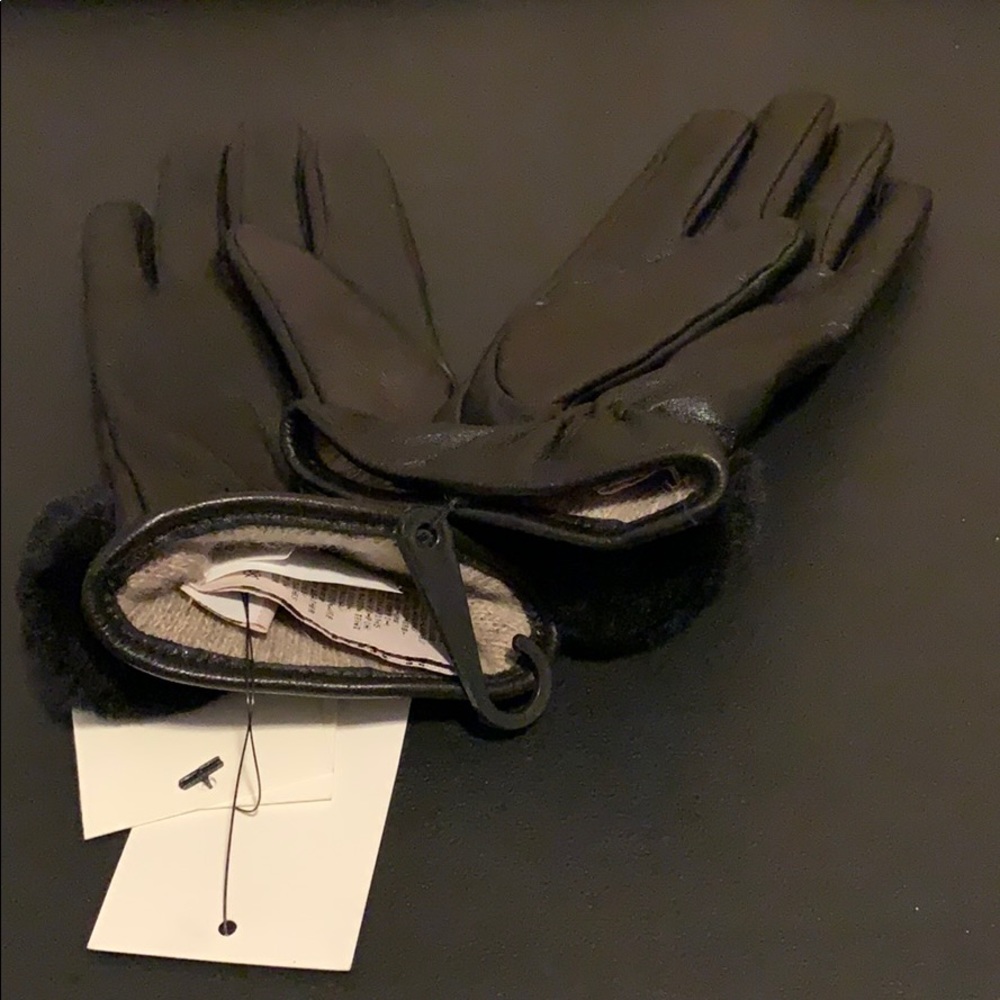 UGG leather Pom gloves